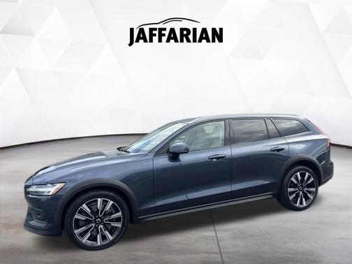Denim Blue Metallic 2021 Volvo V60 Cross Country T5
