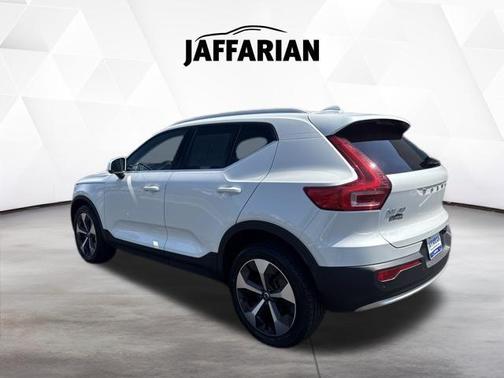 Crystal White Metallic 2023 Volvo XC40 B5 Plus Bright Theme