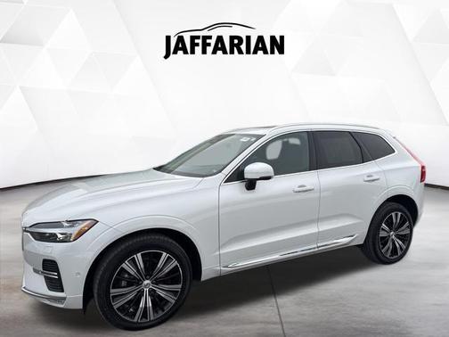 Crystal White Metallic 2023 Volvo XC60 B5 Plus Bright Theme