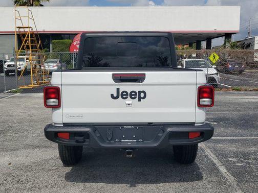 Bright White Clearcoat 2024 Jeep Gladiator Sport S