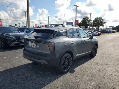 2025 Nissan Kicks SR