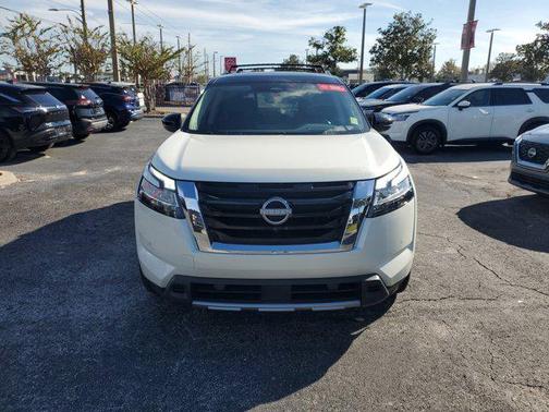 2024 Nissan Pathfinder Platinum FWD