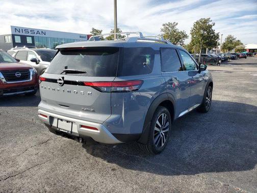 2025 Nissan Pathfinder Platinum FWD