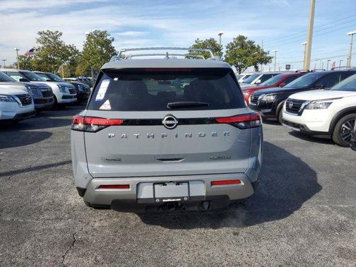 2025 Nissan Pathfinder Platinum FWD