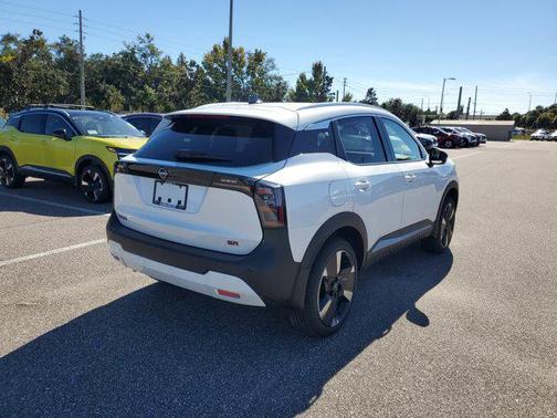 Aspen White Tricoat 2026 Nissan Kicks SR