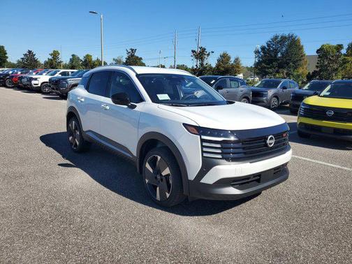 Aspen White Tricoat 2026 Nissan Kicks SR