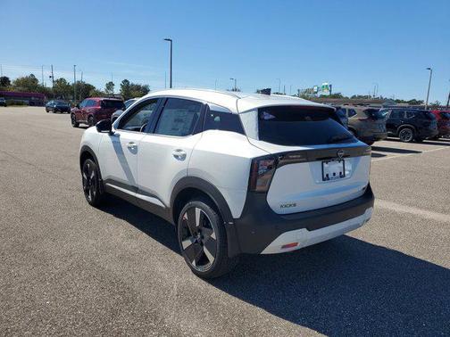 Aspen White Tricoat 2026 Nissan Kicks SR