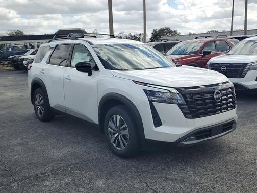 Everest White Pearl Tricoat 2026 Nissan Pathfinder SL