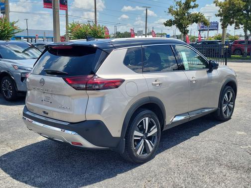 Champagne Silver Metallic/Super Black 2023 Nissan Rogue Platinum