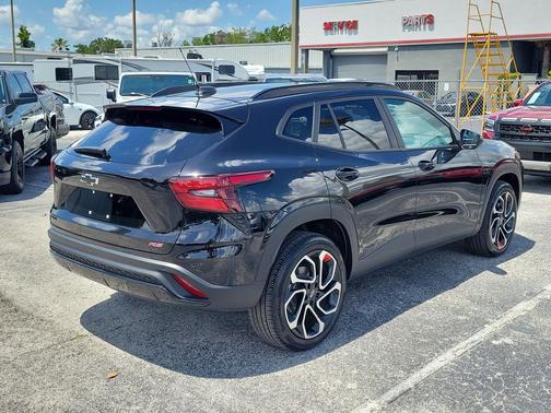 Mosaic Black Metallic 2025 Chevrolet Trax FWD 2RS