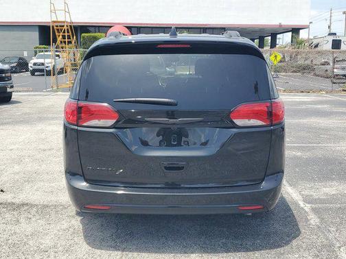 Brilliant Black Crystal Pearlcoat 2019 Chrysler Pacifica Touring L
