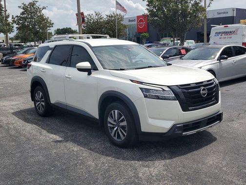 Pearl White Tricoat 2023 Nissan Pathfinder SL 4WD