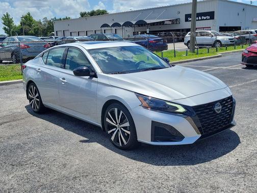 Brilliant Silver Metallic 2023 Nissan Altima SR FWD