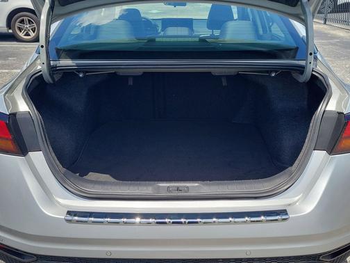 Brilliant Silver Metallic 2023 Nissan Altima SR FWD