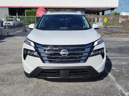 Everest White Pearl 2024 Nissan Rogue SV
