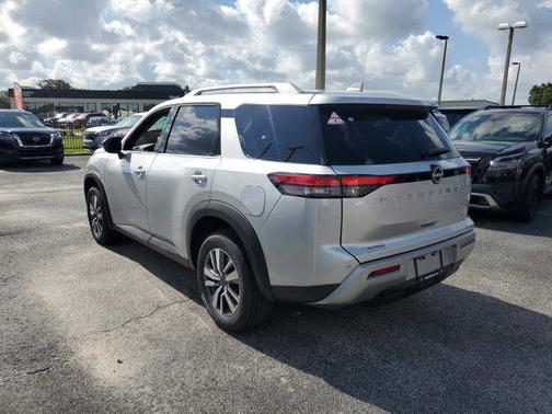 2025 Nissan Pathfinder SL FWD