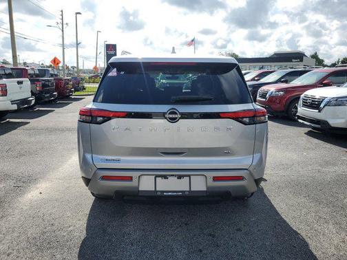 2025 Nissan Pathfinder SL FWD
