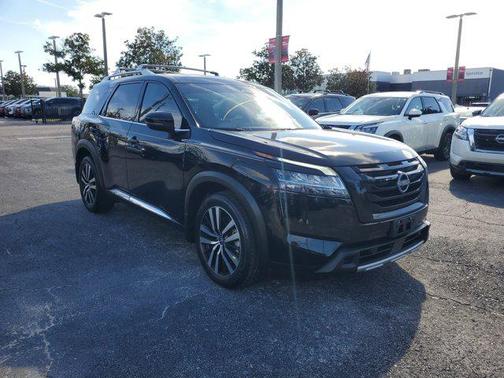 2023 Nissan Pathfinder Platinum FWD