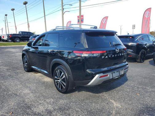 2023 Nissan Pathfinder Platinum FWD
