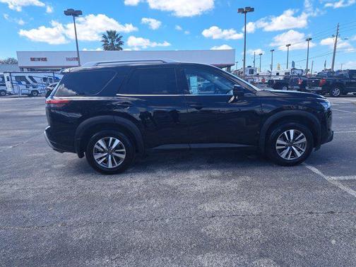 2022 Nissan Pathfinder SL 2WD