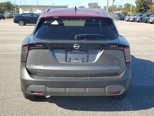 Gun Metallic/Scarlet Ember Tintcoat 2026 Nissan Kicks SR