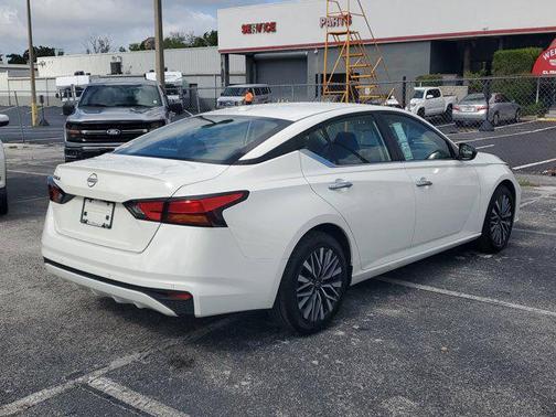 Glacier White 2025 Nissan Altima SV FWD