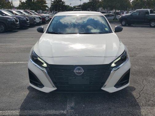 Glacier White 2025 Nissan Altima SV FWD