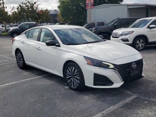 Glacier White 2025 Nissan Altima SV FWD