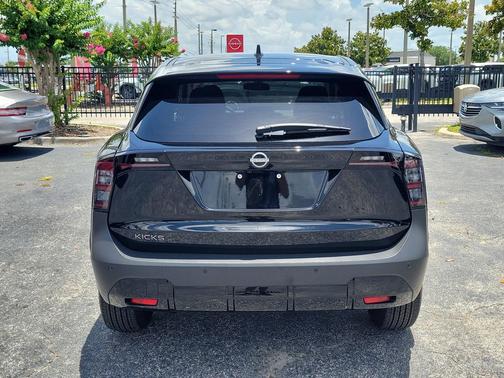 Super Black 2025 Nissan Kicks SV