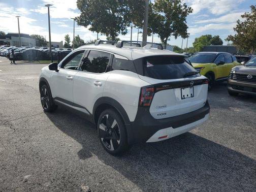 2025 Nissan Kicks SR