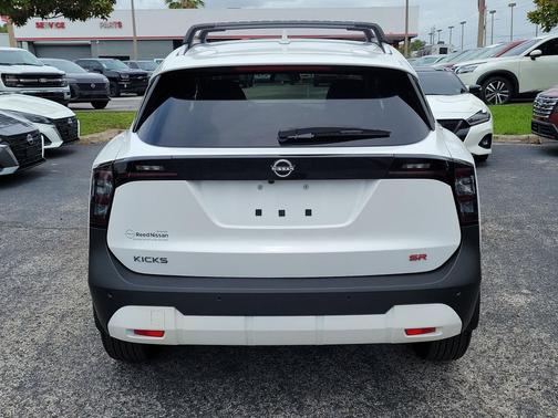 Aspen White Tricoat 2025 Nissan Kicks SR