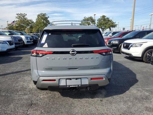 2025 Nissan Pathfinder Platinum FWD