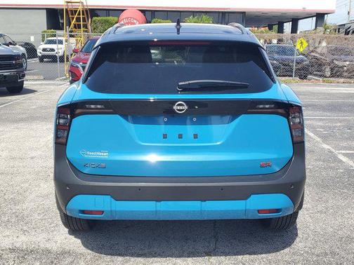 Arctic Ice Blue Metallic/Super Black 2025 Nissan Kicks SR