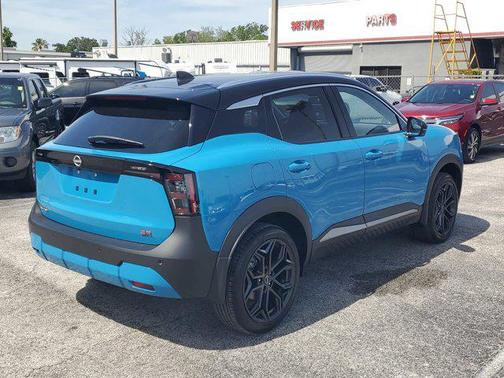 Arctic Ice Blue Metallic/Super Black 2025 Nissan Kicks SR