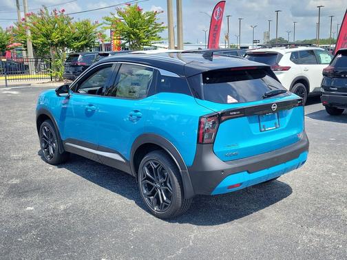 Arctic Ice Blue Metallic/Super Black 2026 Nissan Kicks SR