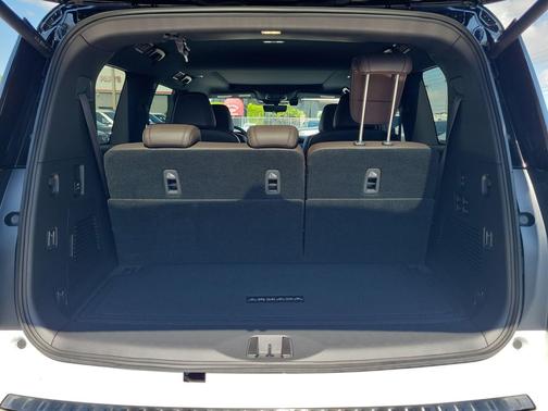Everest White Pearl Tricoat/Super Black 2025 Nissan Armada Platinum Reserve 2WD