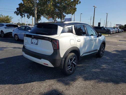 Aspen White Tricoat/Super Black 2026 Nissan Kicks SV