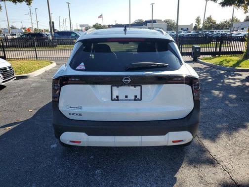 Aspen White Tricoat/Super Black 2026 Nissan Kicks SV