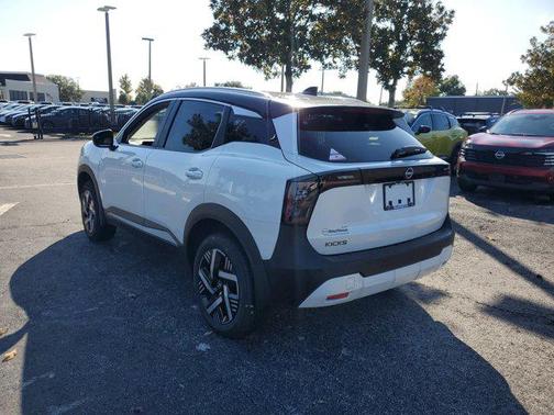 Aspen White Tricoat/Super Black 2026 Nissan Kicks SV