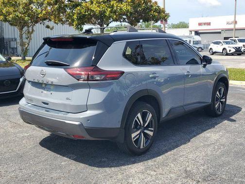 Boulder Gray Pearl/Super Black 2024 Nissan Rogue SL