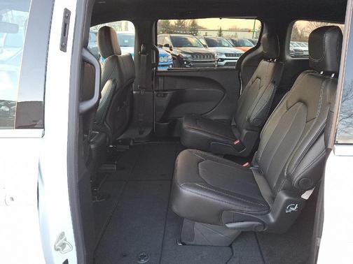 2026 Chrysler Voyager LX