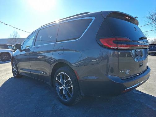 2022 Chrysler Pacifica Touring-L