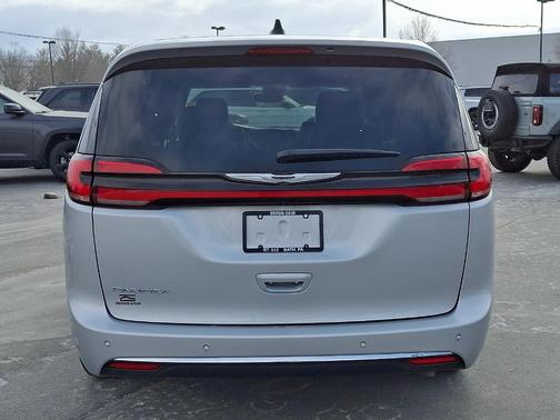 2024 Chrysler Pacifica Touring-L