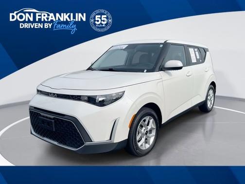 White 2025 Kia Soul LX