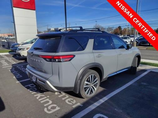 2023 Nissan Pathfinder Platinum