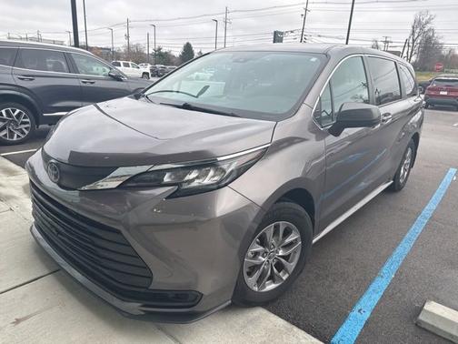 2022 Toyota Sienna LE