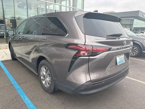 2022 Toyota Sienna LE