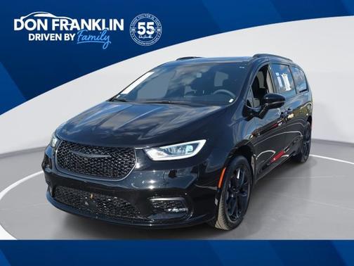 Diamond Black Crystal Pearlcoat 2024 Chrysler Pacifica Limited