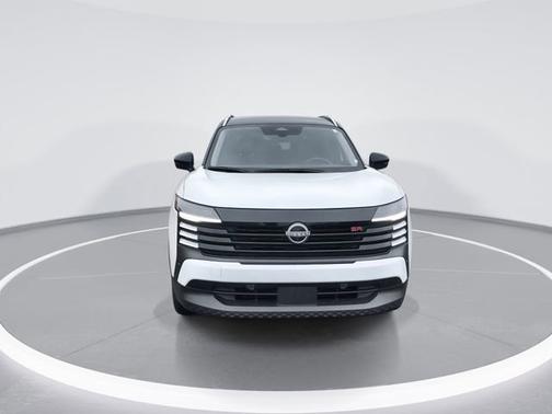 Aspen White Tricoat/Super Black 2025 Nissan Kicks SR