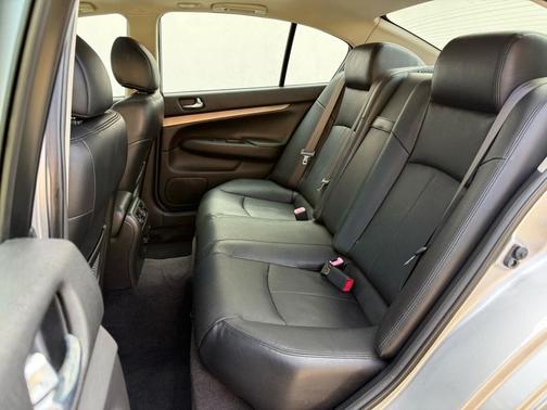 2015 INFINITI Q40 Base